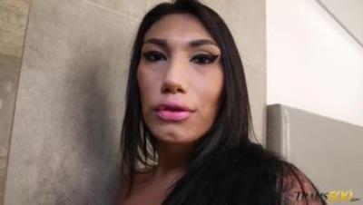 人妖-TS Gabrielly Gets Her Ass Filled with Thick Cock