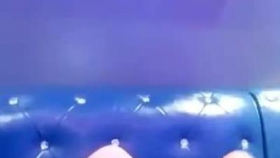 瞅着很眼熟的童颜大奶美眉撕破丝袜和粉丝P友在KTV的沙发上PP 1V