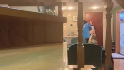 骚模【阿朱】勾引饿了么小胖你摸我奶子就让你走我手里还有单子轻轻亲胖子一口胖子紧张得喘不过气太怂了！