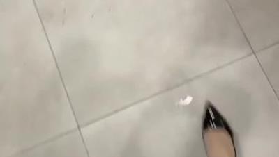 极品户外包臀裙OL女神勾引街边男子进男公厕打炮 女上位小穴骑出白浆 露出性爱真刺激还被无套内射了