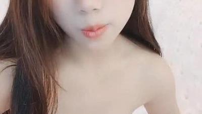 清纯性感的小甜妹全程露脸大秀直播，伸着舌头要舔狼友的大鸡巴，撅着屁股求草菊花洞好大，自己抠骚逼看特写