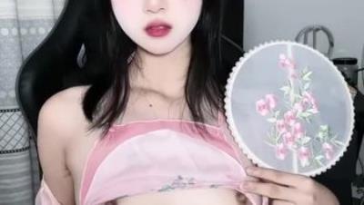 可欲可甜美少女【神探狸狸】露脸乱伦剧情，脸穴同框道具自慰喷水，极度反差母狗