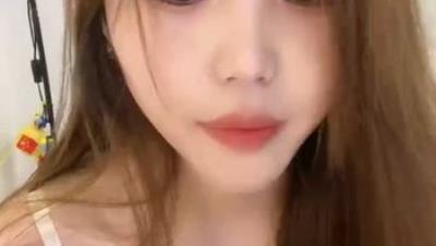 黄色战袍校花女神「甜奶汐」，让人梆硬的身材，一看就是个淫妇，白虎馒头逼，不干个几个小时满足不了！【第四弹】