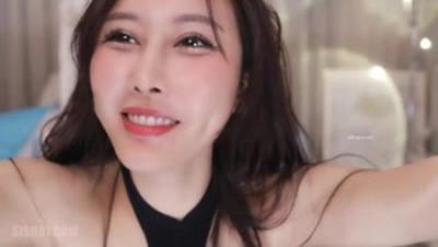 “我操，怎么一直是湿湿的”极品蜜桃巨乳白富美台妹「Peeggy」艳舞跳了一半逼湿了，自慰高潮喷到转椅转了一圈