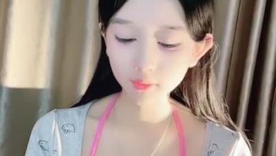 笑容甜美，高端精致女神【18岁昆明女模】大尺度福利第二季，白皙无毛粉屄傲人双峰，道具自慰喷水