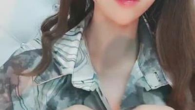 爆乳清纯颜值女神激情自慰，特写粉穴双指扣弄，振动棒深插搞得湿湿，翘起美臀后入抽插，搞得水声哗哗