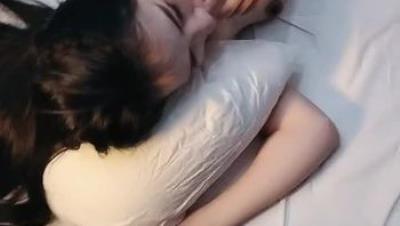 比较扛草的骚人妻，黑丝露脸被大哥轮着草，口交大鸡巴无套插入，被两大哥对着脸撸，淫声荡语多体位蹂躏爆草