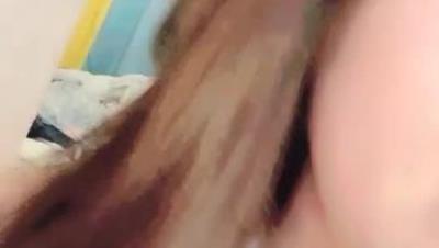 美女落九川清纯甜美活泼萌妹，掏出大奶子揉捏，超短裙里面没穿内裤，超近特写揉搓肥穴，双指扣入水声哗哗