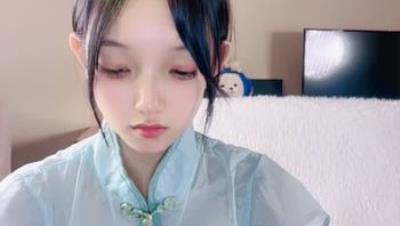 出道即巅峰，清纯娇小新人【鬼鬼】付费福利，全裸骚舞，道具自慰