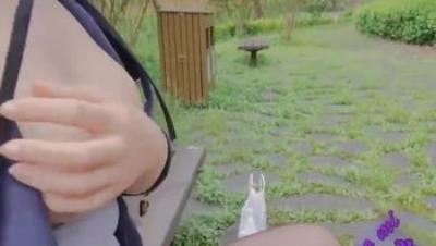 【户外】在户外张开腿让男人舔我的屄