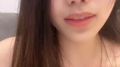 黄色战袍校花女神「甜奶汐」，让人梆硬的身材，一看就是个淫妇，白虎馒头逼，不干个几个小时满足不了！【第十八弹】