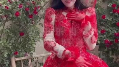极品美痴女「桉X」《红色新娘》520元单片解锁高价福利，未流出作品，火红婚纱，开放丝袜，女上位骑乘榨精