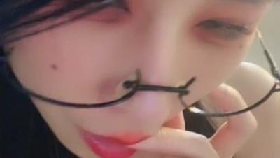 极品舔屏阿黑颜女神【蘸点蜜桃酱】门槛福利，太懂男人了，口活技术一流，高潮脸道具深喉