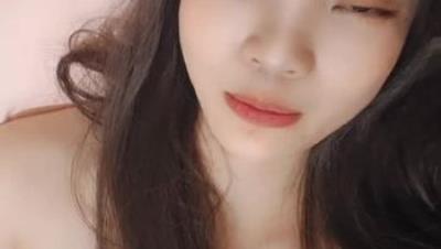 新来的小母狗露脸镜头前让狼友调教，淫声荡语互动撩骚听指挥揉奶玩逼，各种道具玩弄骚干，特写展示高潮不断