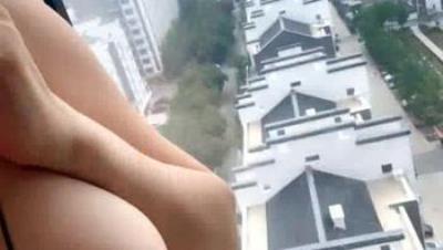 骚奶淫狐师姐全程露脸穿着性感漏奶丝袜情趣装跟狼友撩骚互动大秀直播，窗前发骚逼里塞着跳蛋自慰浪叫呻吟