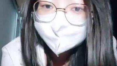 真实女大学生宿舍【纯情女大】眼镜妹，和室友一起躲起来，脱光互相抚慰，奶子发育的真好