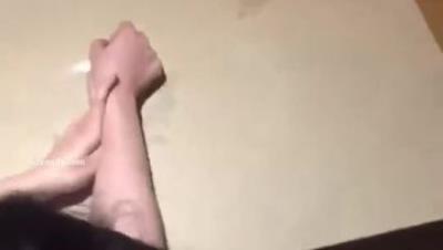 顶级绿帽原创【夫妻彩霞】多人乱交，在一旁欣赏老婆被几个单男玩弄，太刺激了！
