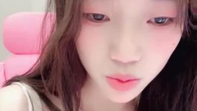顶级校花来了，好美啊【吧啦】清纯反差感十足，娇羞的小表情让人瞬间硬起来，粉穴特写好美！