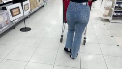 极品气质长发人妻，极致牛仔裤肥臀逛大型商超，无人楼道调教搞一下，无毛一线天太顶了