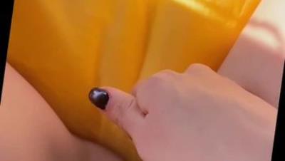 【原创小姨子的秘密】淫荡小姨子勾搭姐夫车震逼逼里夹水果给姐夫吃被爆操内射
