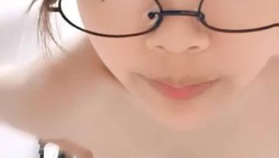 黑丝露脸极品小母狗跪舔大鸡巴深喉草嘴，让大哥抠逼玩弄道具抽插，无套上位浪叫不止，精彩刺激不要错过好骚