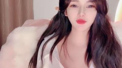 高颜值白领【蒲希】新人女神明星级别 全身雪白肌肤 真正的巨乳翘臀 逼毛性感粉嫩小穴 蛋蛋自慰流淫水 (3)