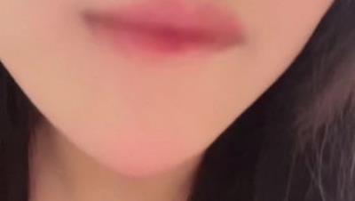 多人求购，店铺极品炮弹巨乳妹妹高质量一对一，紫色丝袜护士服自摸，颜值高表情骚，撸必射